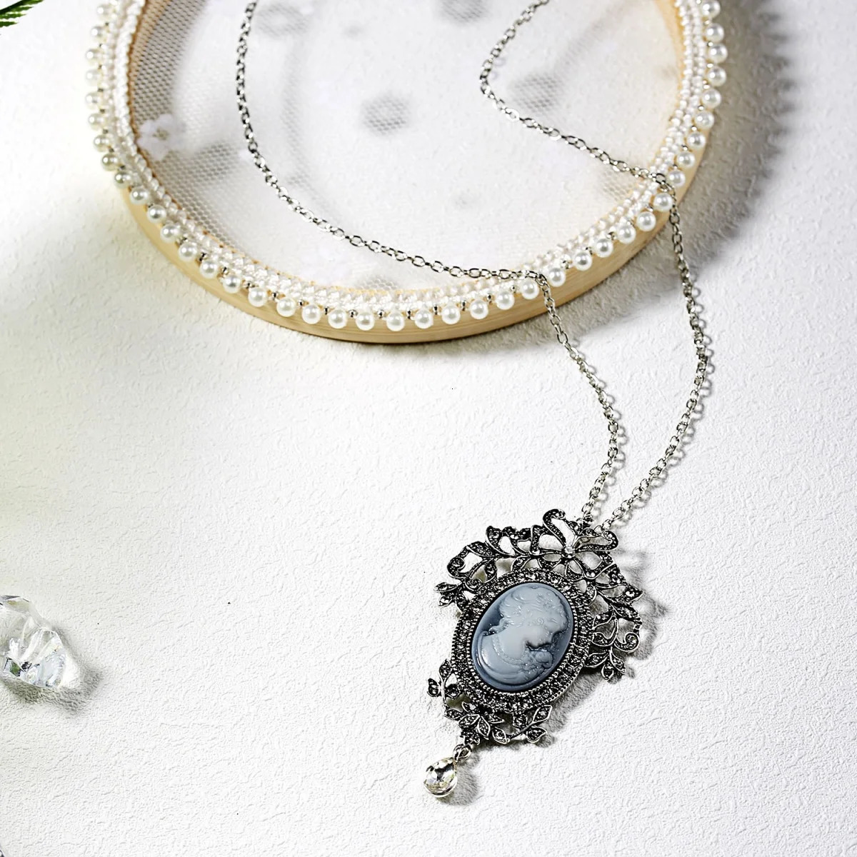 Vintage Cameo Beauty Portrait Pendant Necklace For Women Men Resin Lady Queen Flower Butterfly Long Sweater Chain Jewelry 250729