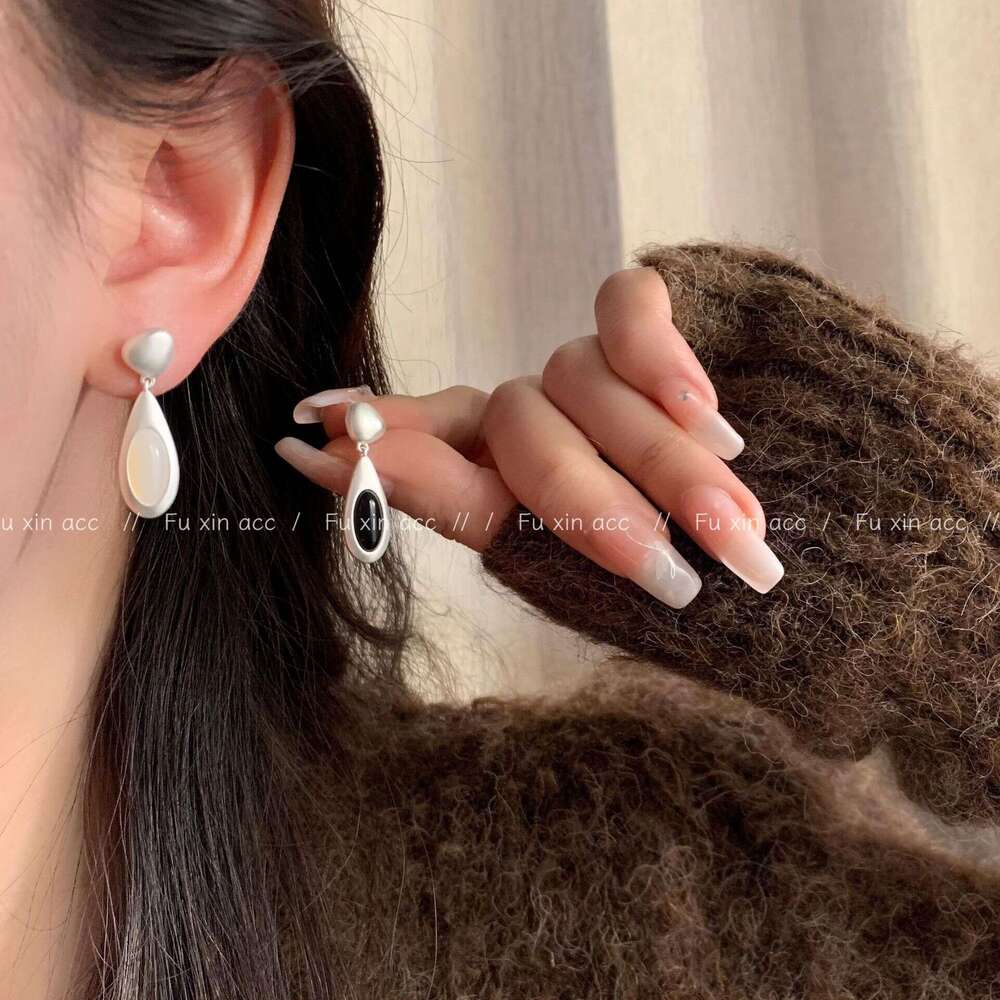 French Style Simple Black Oval Water Drop for Women, Elegant Versatile Studs, Light Niche High-End Earrings b19