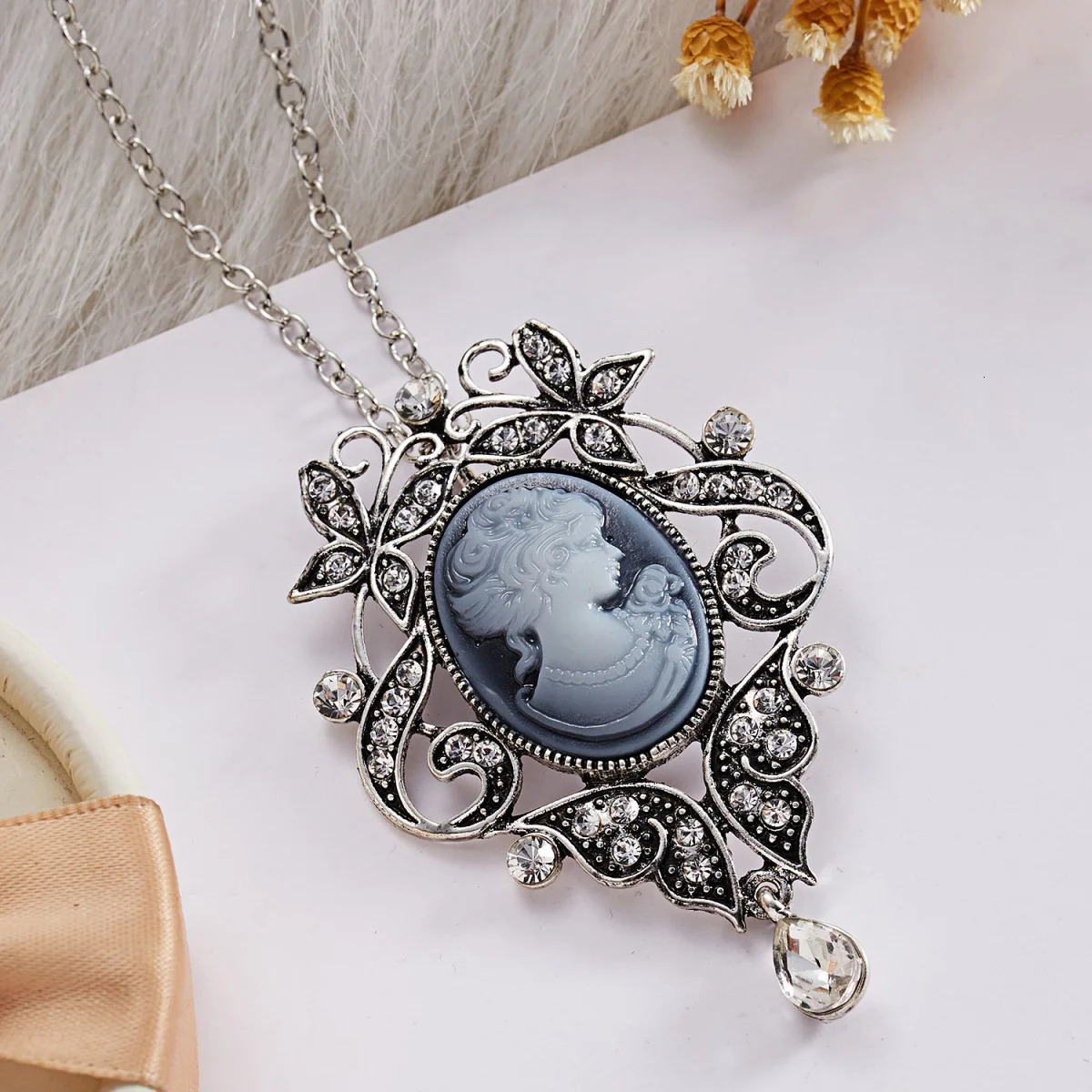 Vintage Cameo Beauty Portrait Pendant Necklace For Women Men Resin Lady Queen Flower Butterfly Long Sweater Chain Jewelry 250729