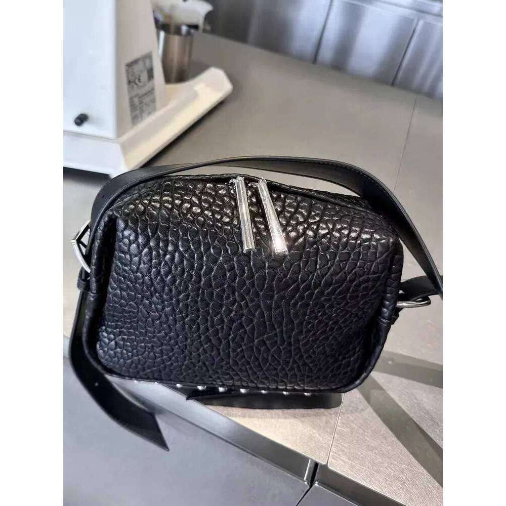Luxury Designer Niche Office Women Sheepskin Soft Shell Underarm Shoulder Rivet Strap Crossbody Bag Flip