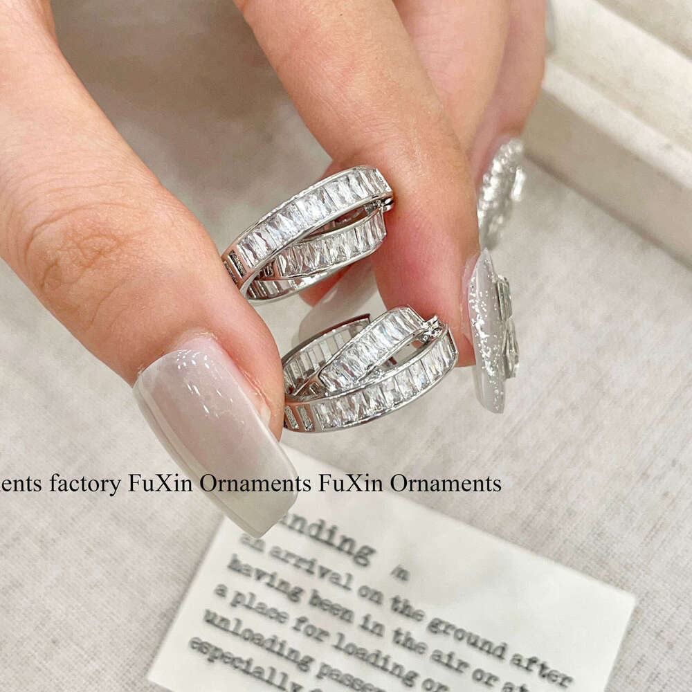 2024 New Cross Super Flash Zircon Simple High-end Elegant Earrings for Women Studs Niche Exquisite Feel 338