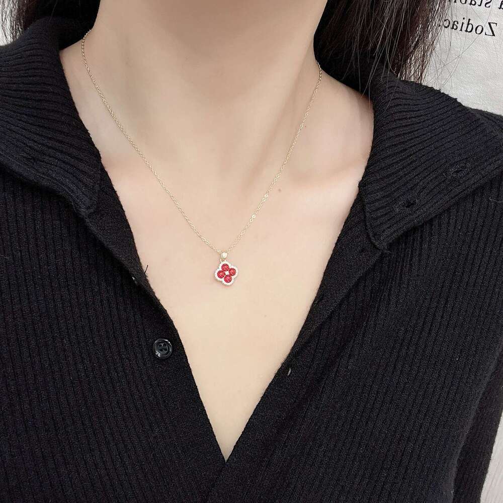 Emerald Lucky Four-Leaf Flower for Women Fashionable High-End Simple Versatile Elegant Luxurious Necklace 0e1