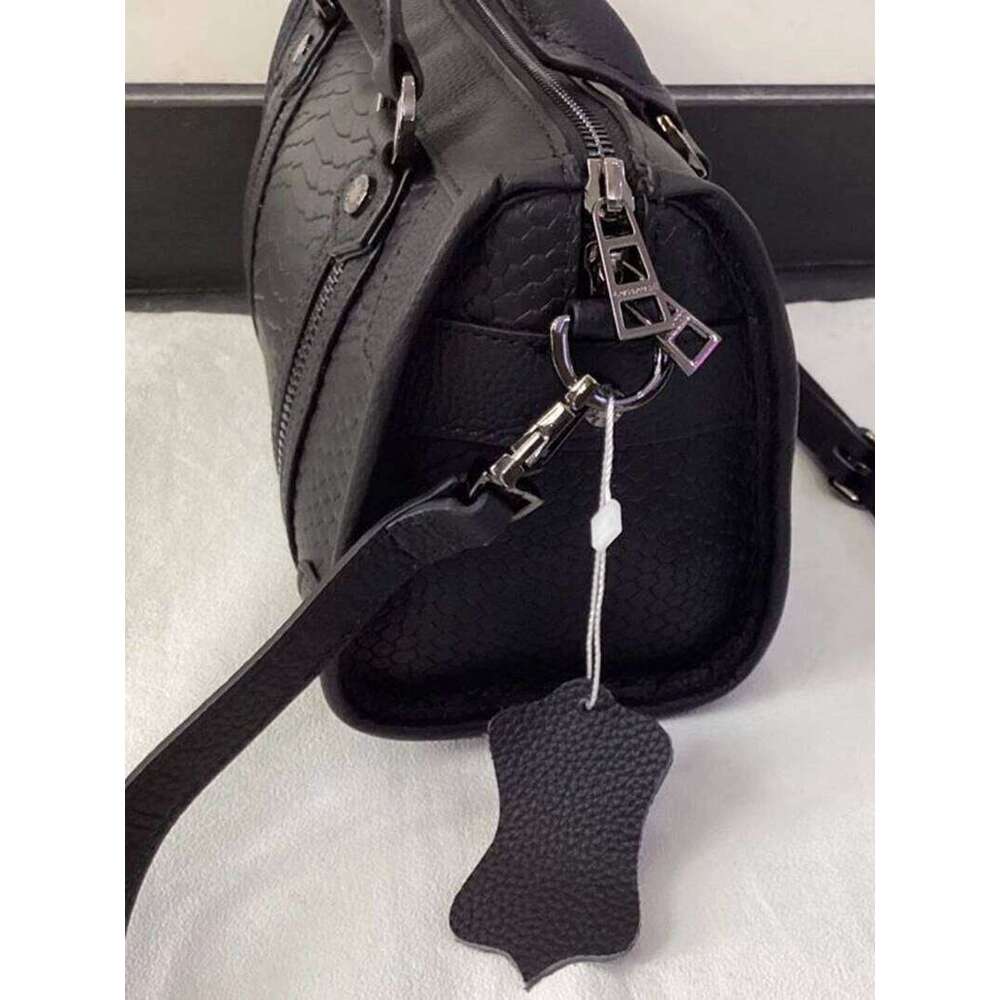 Luxury Designer Niche Ladies Handheld Bucket Bag with Casual and Versatile Leather One Shoulder Crossbody Pillow