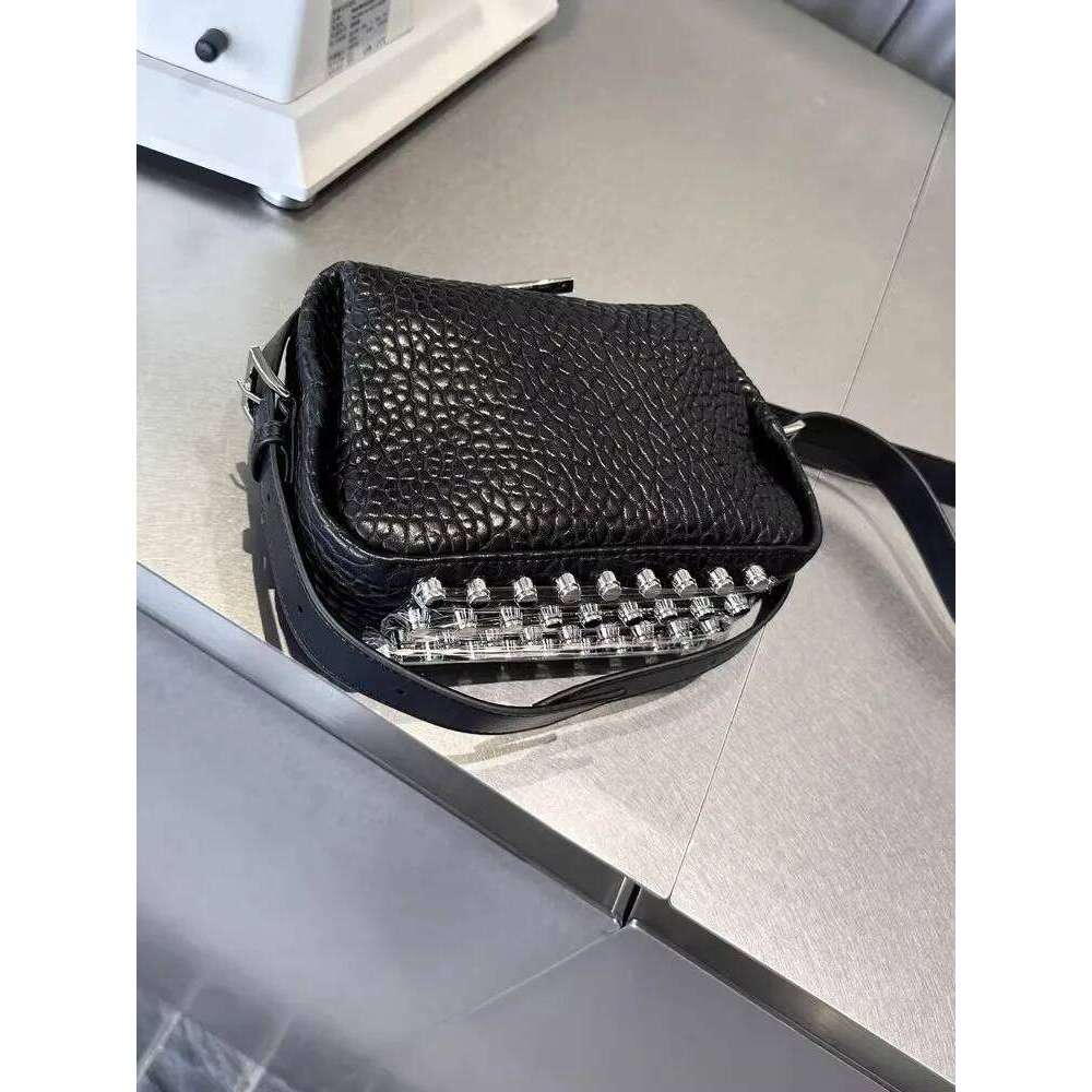 Luxury Designer Niche Office Women Sheepskin Soft Shell Underarm Shoulder Rivet Strap Crossbody Bag Flip