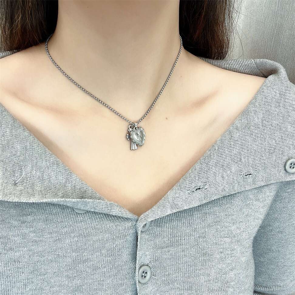Sweet Cool Heart Cross Minimalist Style Personality Black Gothic Sweater Pendant Versatile Collarbone Sweatshirt Chain c94