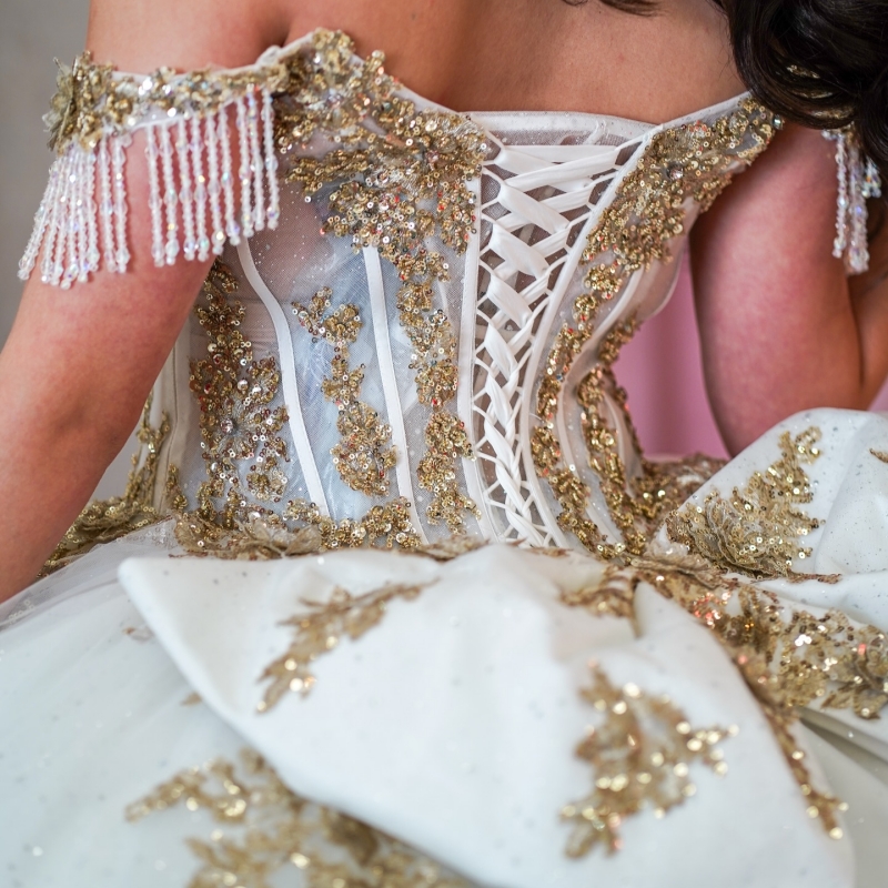 White Shiny Quinceanera Dresses Off The Shoulder Gold Applique Lace Beads Bow Tull Ball Gown Vestidos De 15 Anos Sweet 16 Dress