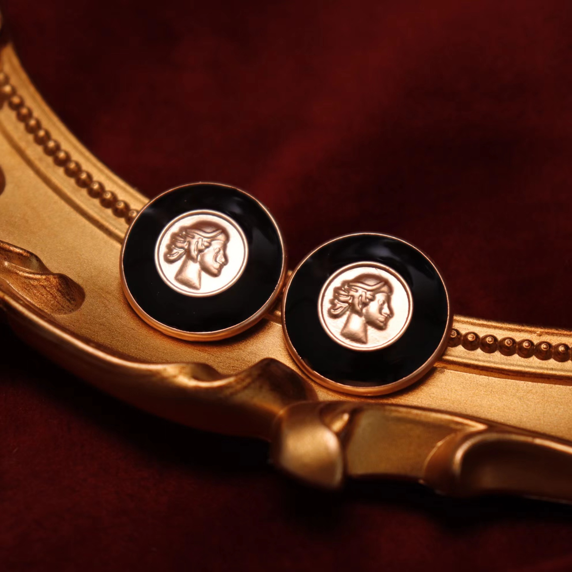 Free Shipping Designer Luxury Jewelry French Retro Retroflow Simple Style Portrait Classic High-end Matte Gold-plated Enamel Glaze Oil Drop Earrings