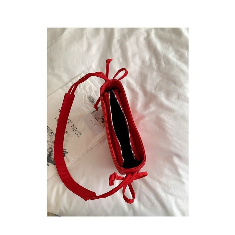 Chic Ladies Tote Style Accessory Combining Practicality with Fashion Forward Aesthetic