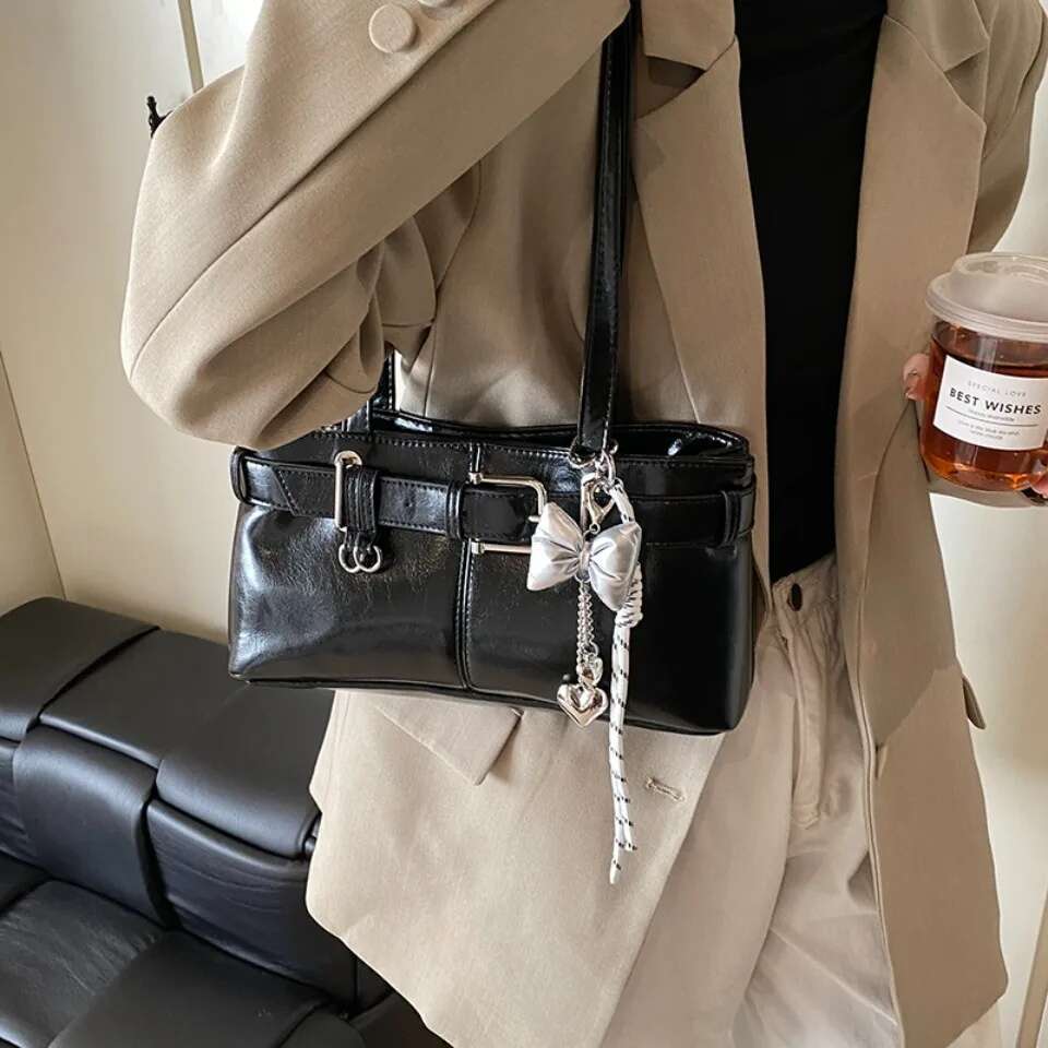 Designer Luxury Shoulder Satchels For Women Patent Leather Top Handle Underarm Bag Spacious Brand Handbags Tote With Bow Heart Charms