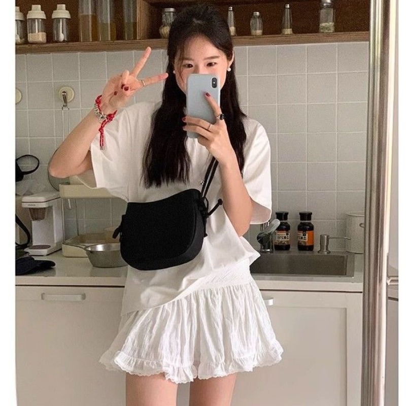 Chic Ladies Tote Style Accessory Combining Practicality with Fashion Forward Aesthetic