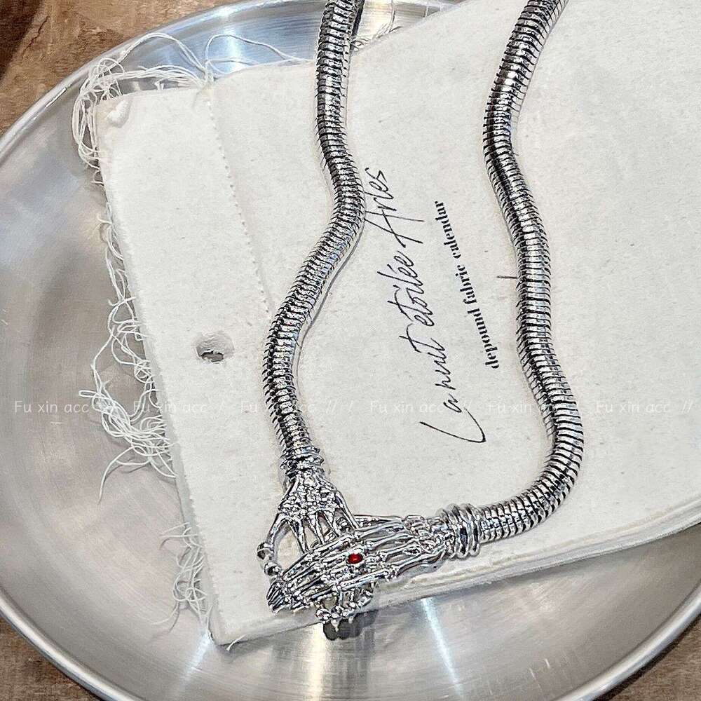 Ten Fingers Interlocking Exaggerated Skull Hand Magnet Necklace Punk Collarbone Creative Choker Hot Girl Neck Chain 7a4