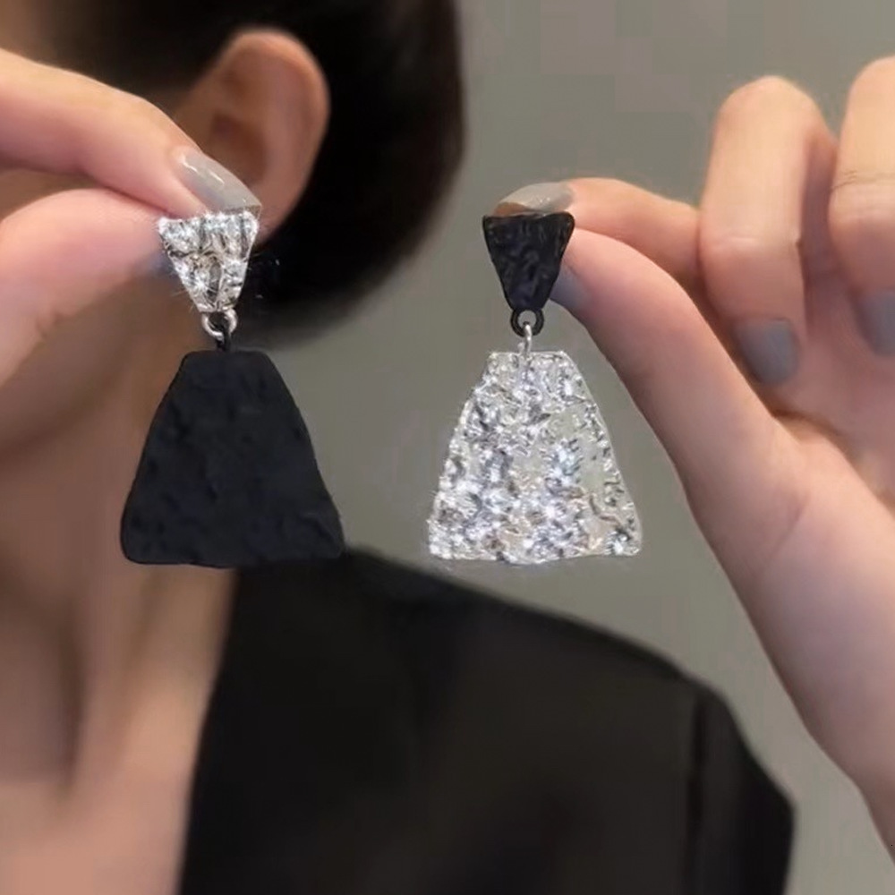 Free Shipping Designer Luxury Jewelry Silver Needle Luxury High-end Black Zircon Heart Earrings Niche Temperament Geometric Studs