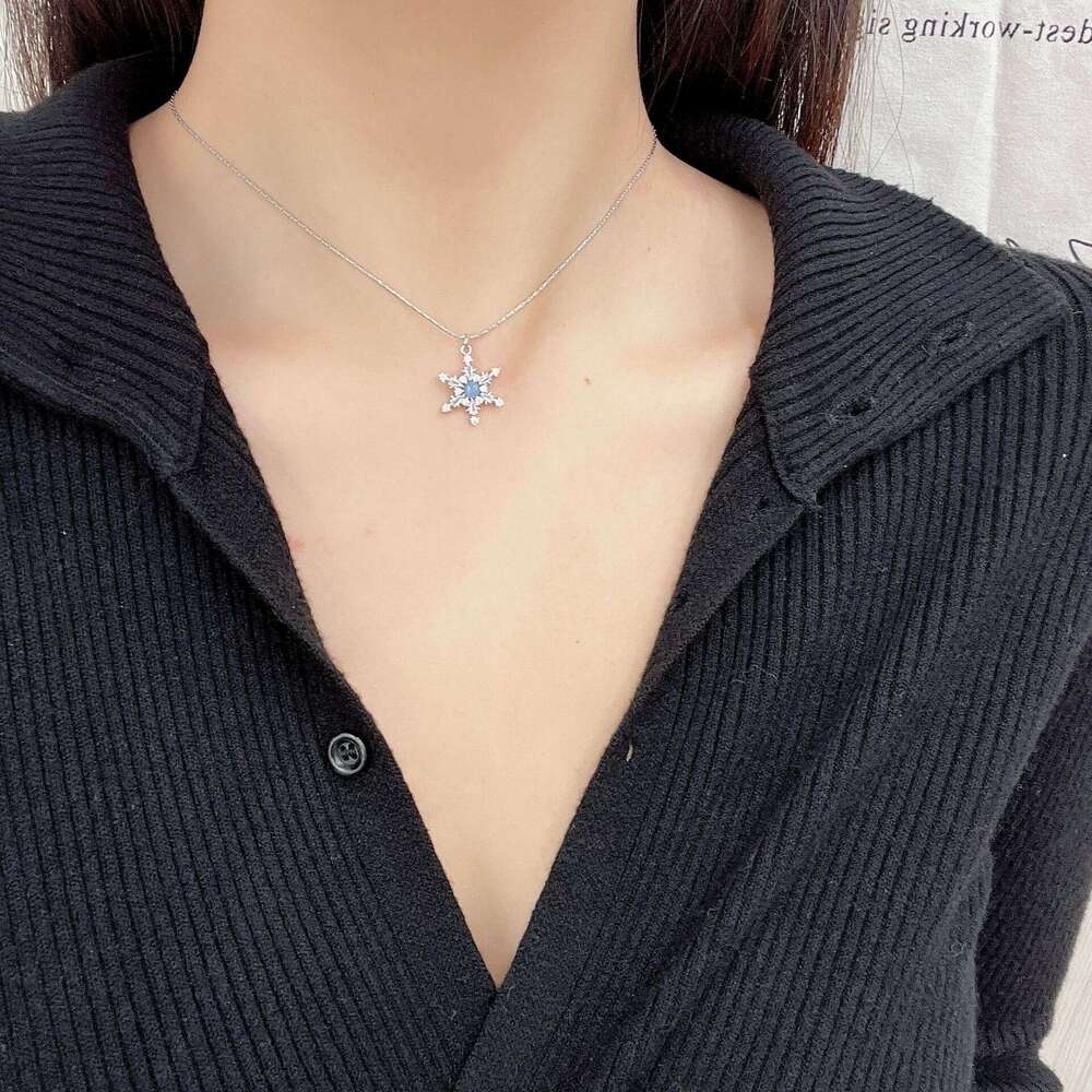 Cool Feeling Cat's Eye Snowflake Necklace for Women, Autumn and Winter Niche Atmosphere Exquisite Necklace, Light Unique Stunning Jewelry 10a