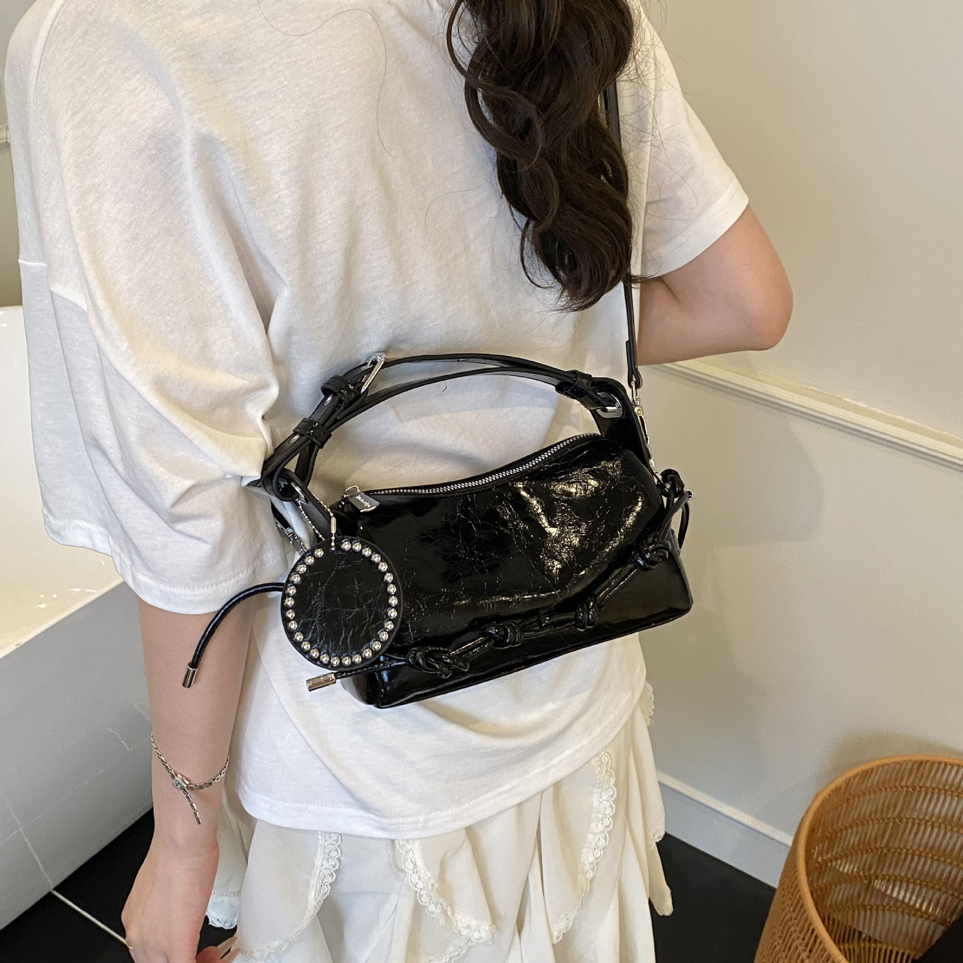 Underarm bag designer 2025 fashionable single shoulder personalized women's bag, new fashionable crossbody carrying cylindrical bag