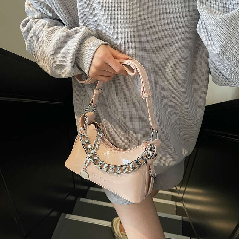 Black patent leather chain crescent bag, fashionable single shoulder crossbody handbag, versatile daily street fashion women's bag