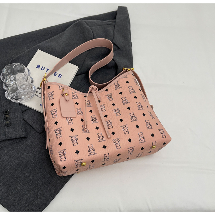 2025 New Bear Print Large Capacity Armpit Bag Women's Commuter Shoulder Bag Fashionable Texture Tote Bag