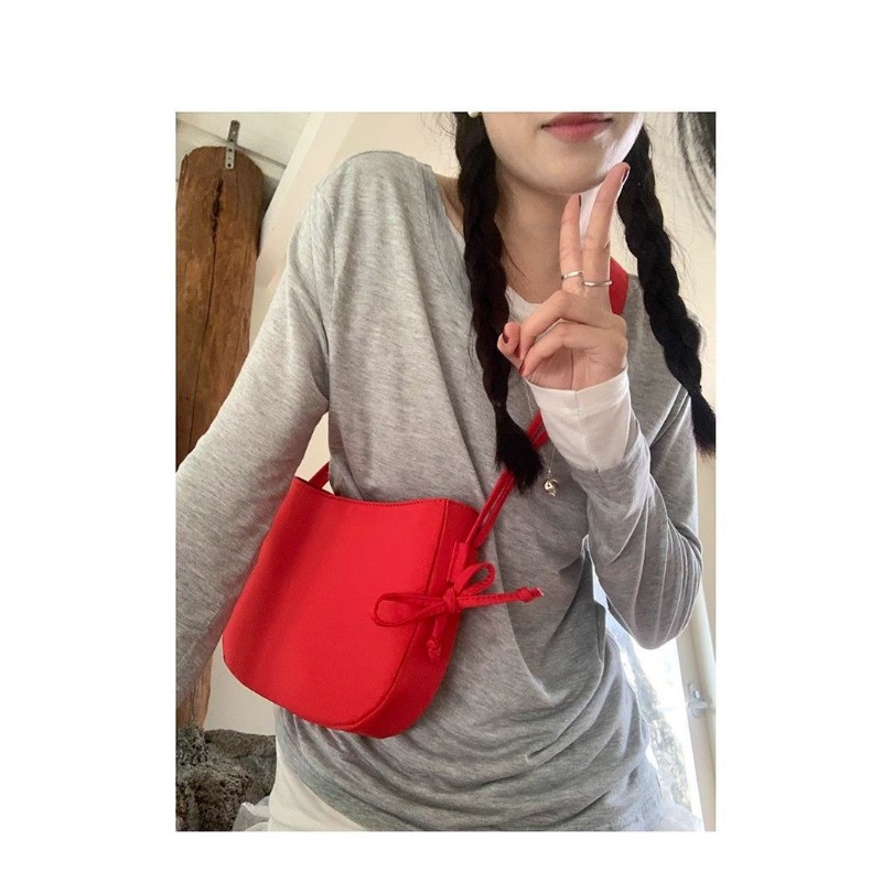 Chic Ladies Tote Style Accessory Combining Practicality with Fashion Forward Aesthetic