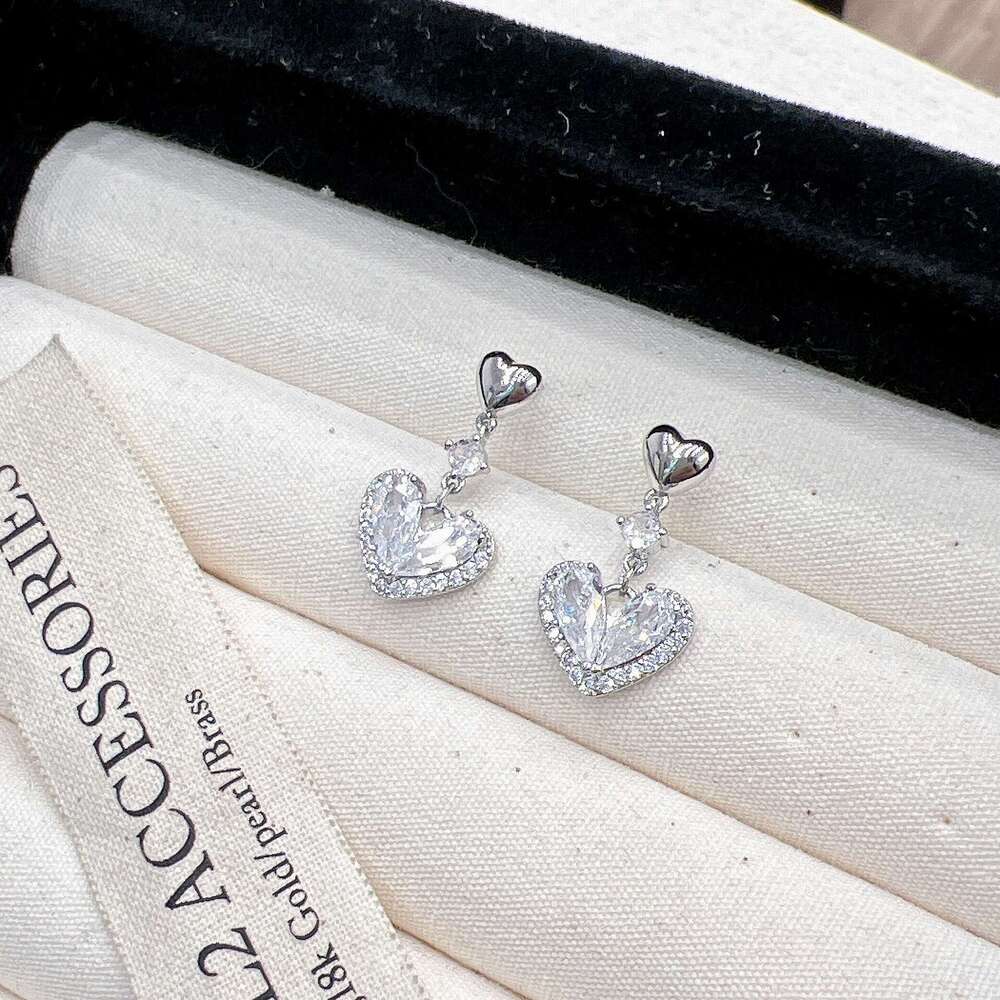 Super Sparkling Heart 2024 New Zircon Stud for Women High-end Elegant Light Earrings Niche Ear Jewelry ede