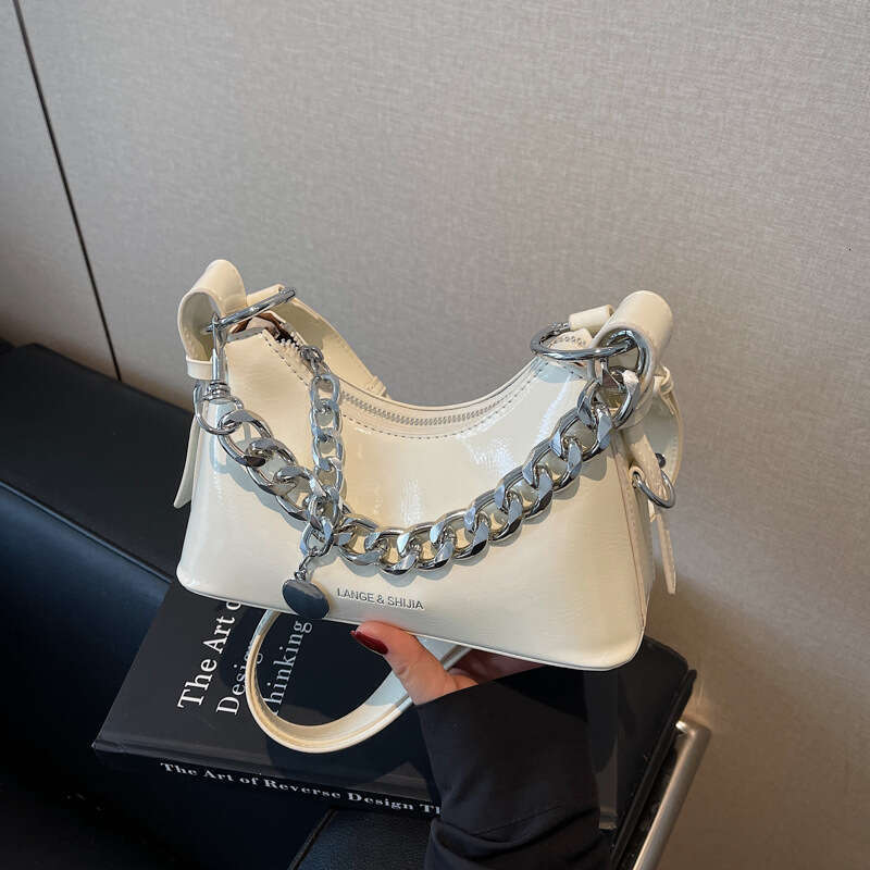 Black patent leather chain crescent bag, fashionable single shoulder crossbody handbag, versatile daily street fashion women's bag