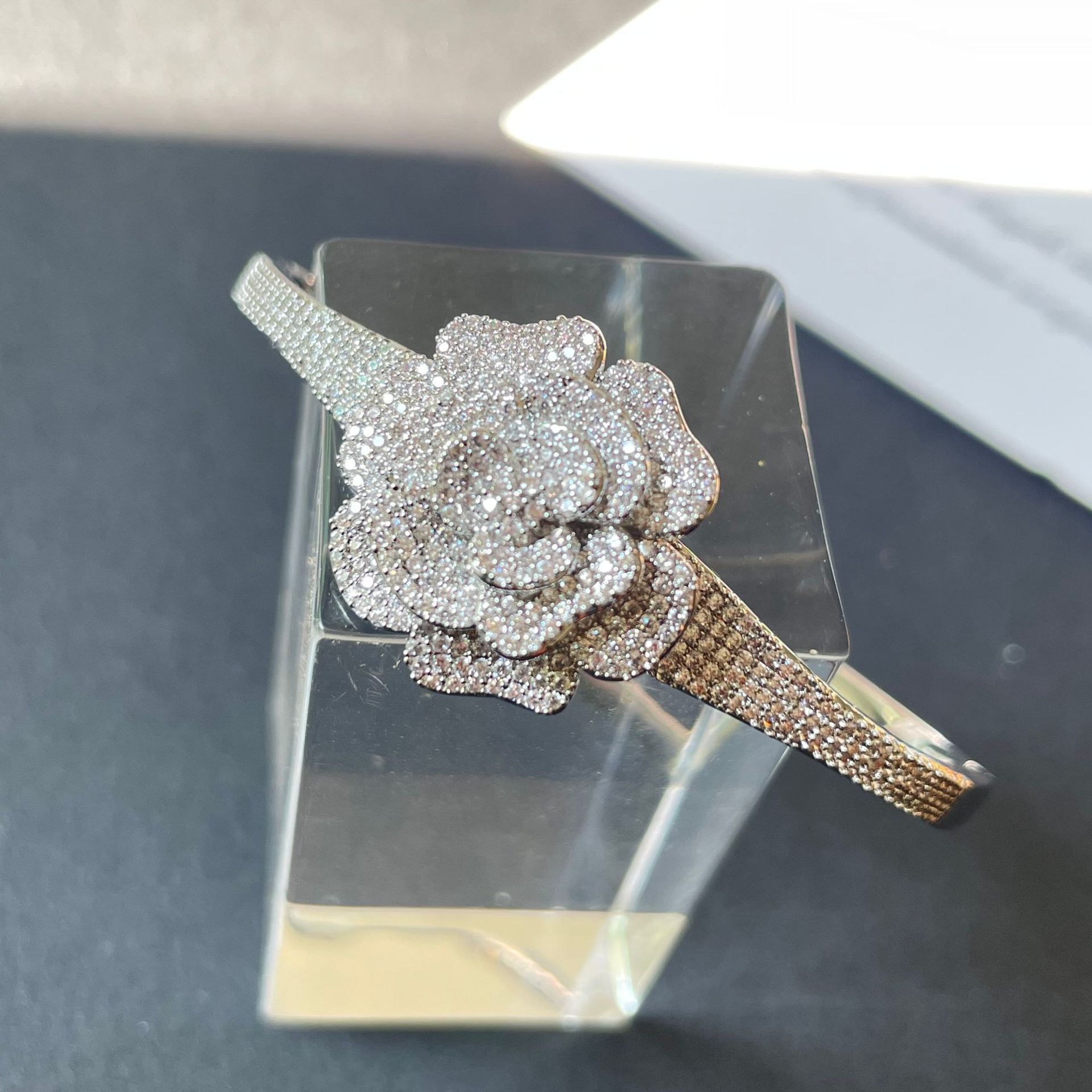 Designer Bracelet American Fashion Creative Flower Bracelet For Women Super Sparkling Full Diamond Zircon Madam Rose Flower Bracelet Hot Selling Popul
