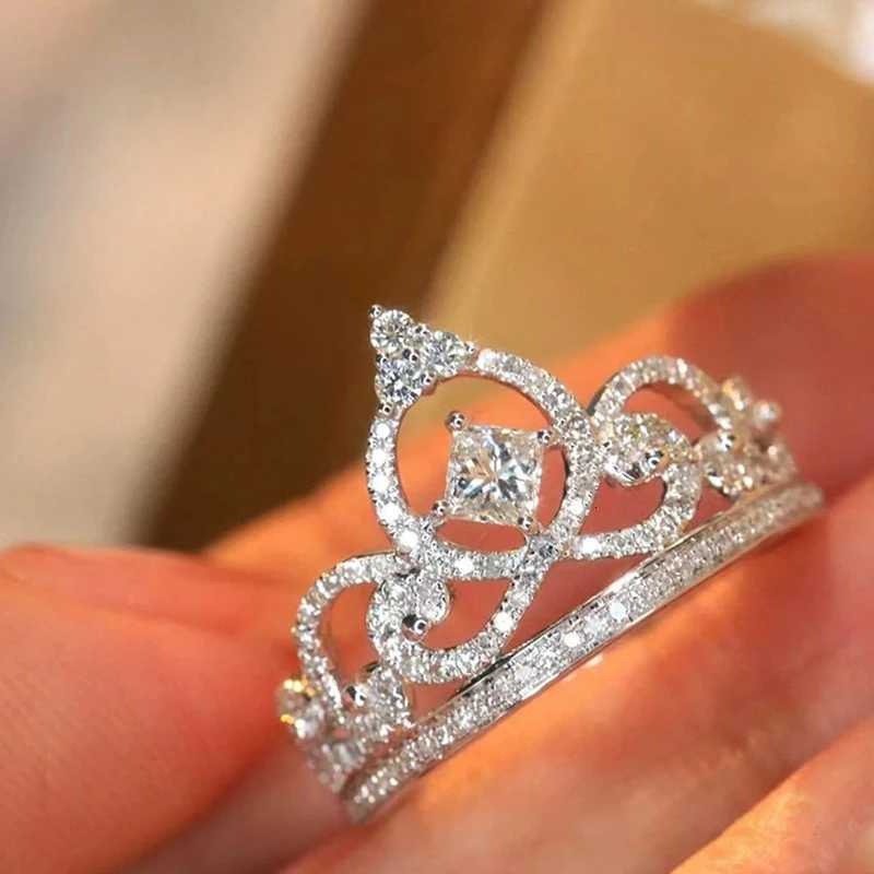 844 Luxury Exquisite Crown Rings for Women Silver Color Bright Zirconia Finger Accessories Delicate Proposal Finger Jewelry y250730