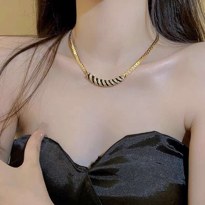 Exaggerated Personality Striped Inlaid Dia High-End Light Collarbone for Women Cuban Style Curved Neck Chain Jewelry