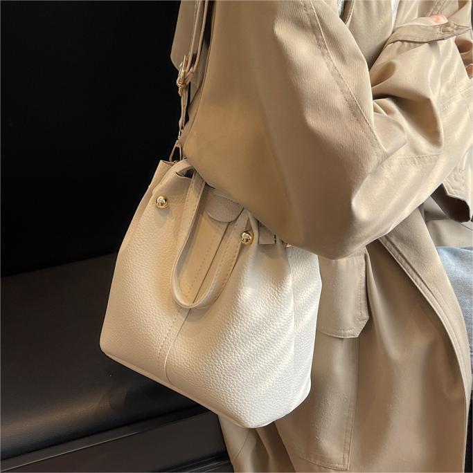 Premium Versatile Bag Ladies 2025 New Wide Shoulder Strap Portable Crossbody Bag Textured Hand Carry Bucket Bag