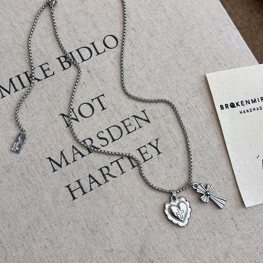 Sweet Cool Heart Cross Minimalist Style Personality Black Gothic Sweater Pendant Versatile Collarbone Sweatshirt Chain c94