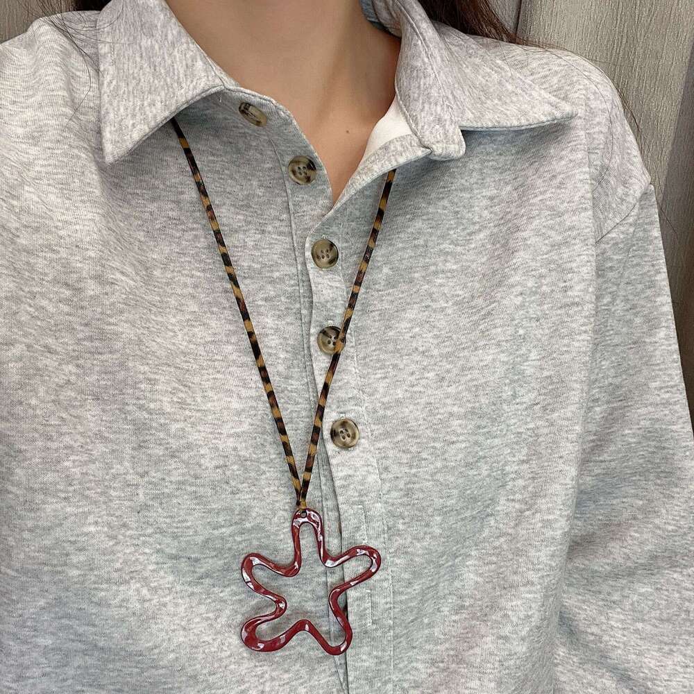 Red Hollow Flower Heart Necklace for Women Autumn Winter 2024 New Korean Style Sweatshirt Fashion High-end Sweater Chain 7b2
