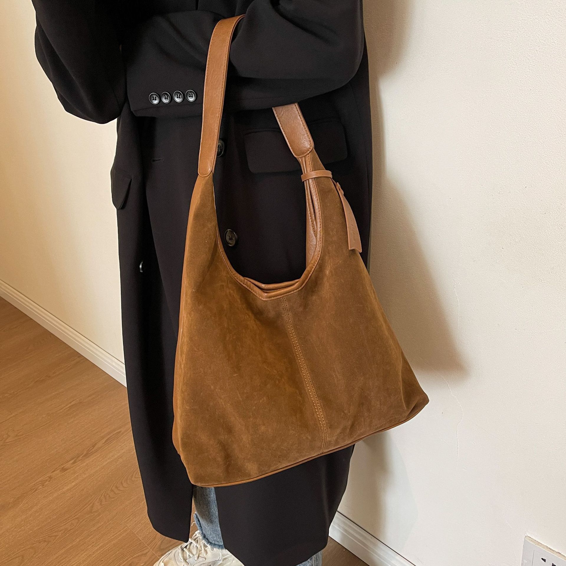 2025 New Large Designer Bag Tote Bag Purse Luxury Bag Capacity Handheld Shoulder Bag Suede Vintage Niche Commuter Bag Versatile Tote Bucket Bag For Wo