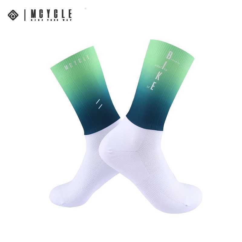 Mcycle Aero Sport Socks Seamless Anti-Slip Bicycle Bike Splicing Socks Gradient Color Riding Cycling Aero Socks Z250731