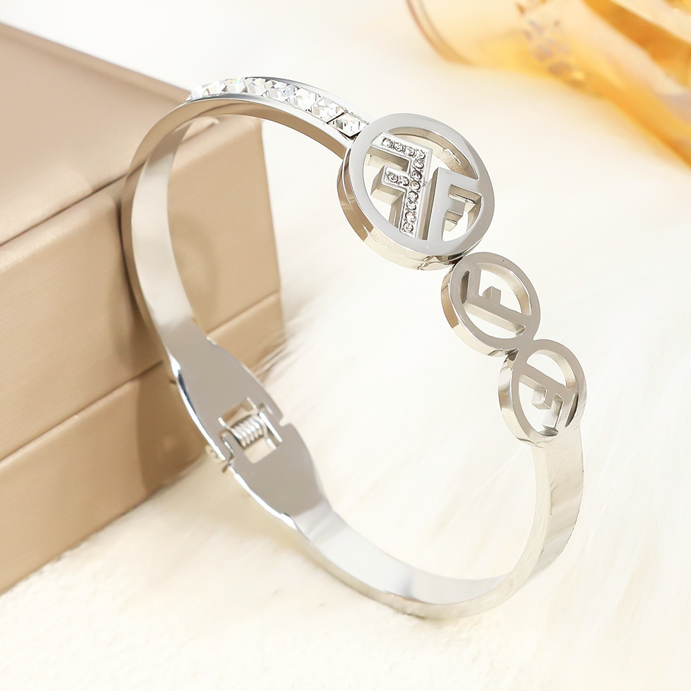 Commuter Bracelet 18K Gold Designer bracelet Plated Egg-Shaped Clasp Open Women's Gold Bracelet Madam High-End Stainless Steel Bracelet