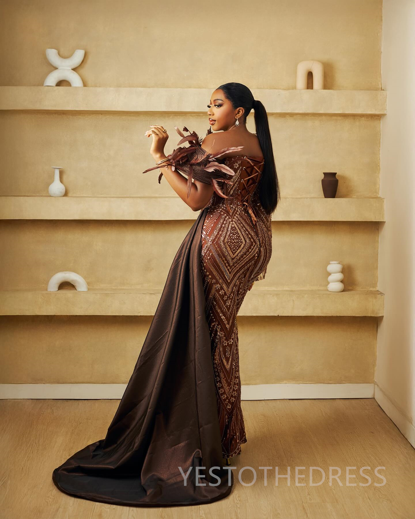 2025 Plus Size Brown Prom Dress Feather Evening Dresses Formal Gowns Beaded Lace Long Sleeves Pleated Pearls Birthday Dress Second Reception Gowns AM2