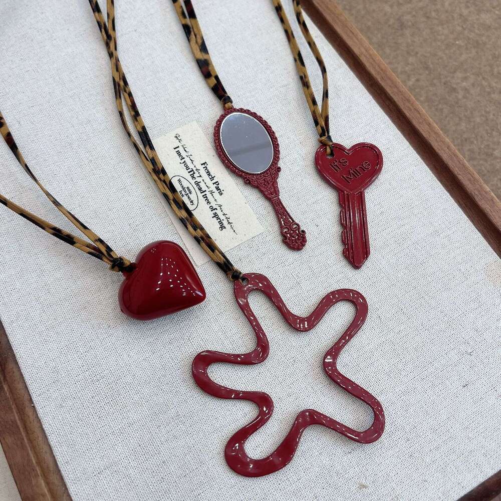 Red Hollow Flower Heart Necklace for Women Autumn Winter 2024 New Korean Style Sweatshirt Fashion High-end Sweater Chain 7b2