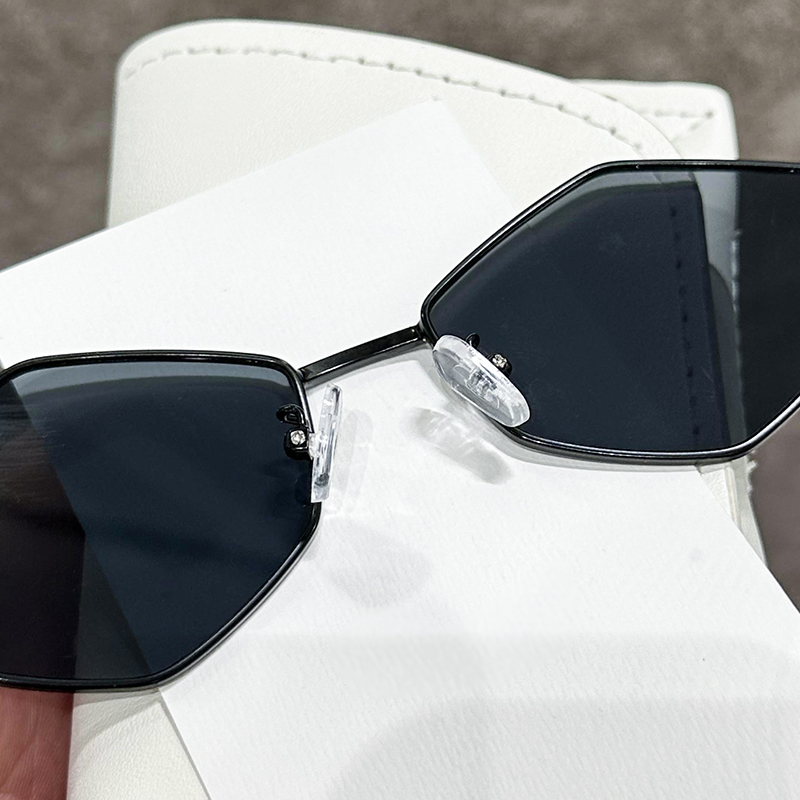 Fashionable street style pairing with sunglasses 5802