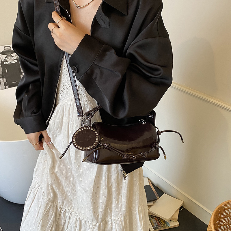 Underarm bag designer 2025 fashionable single shoulder personalized women's bag, new fashionable crossbody carrying cylindrical bag