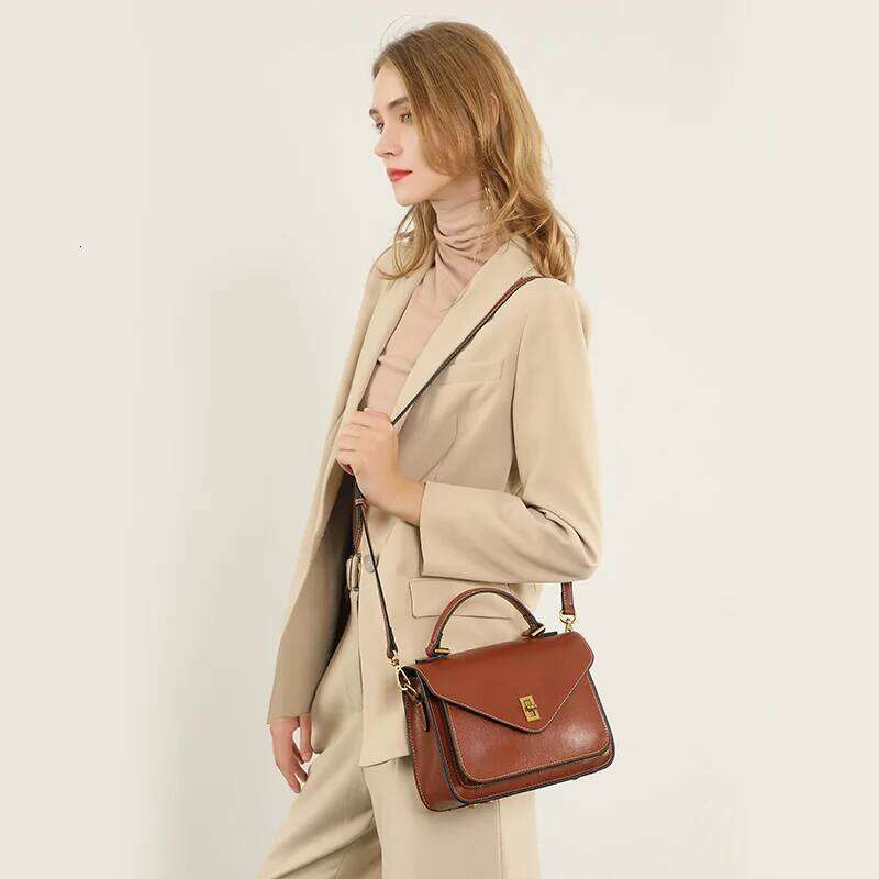 Luxury designer leather women's high quality simple retro fashion mail carrier hand-held green shoulder bag