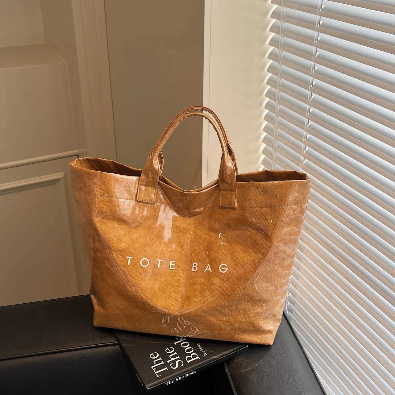 Large Capacity Transparent Jelly Bag with Pvc Material Handle Waterproof Korean Style Neutral Gender Bag in Fashion G250729