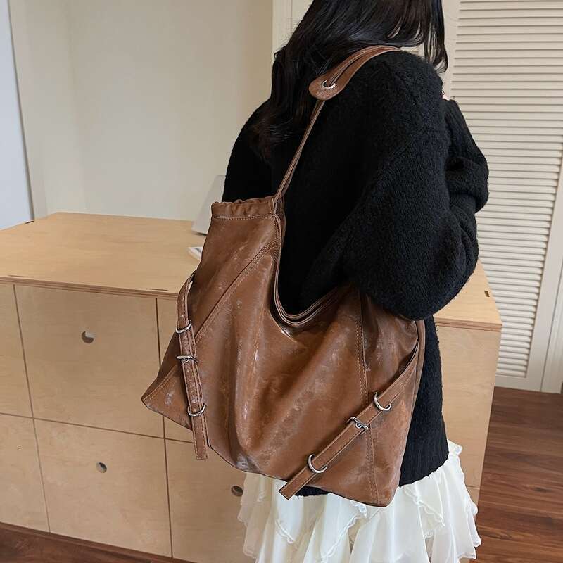Head layer cowhide single shoulder tote bag, large capacity retro style handbag, fashionable and versatile commuting women's bag