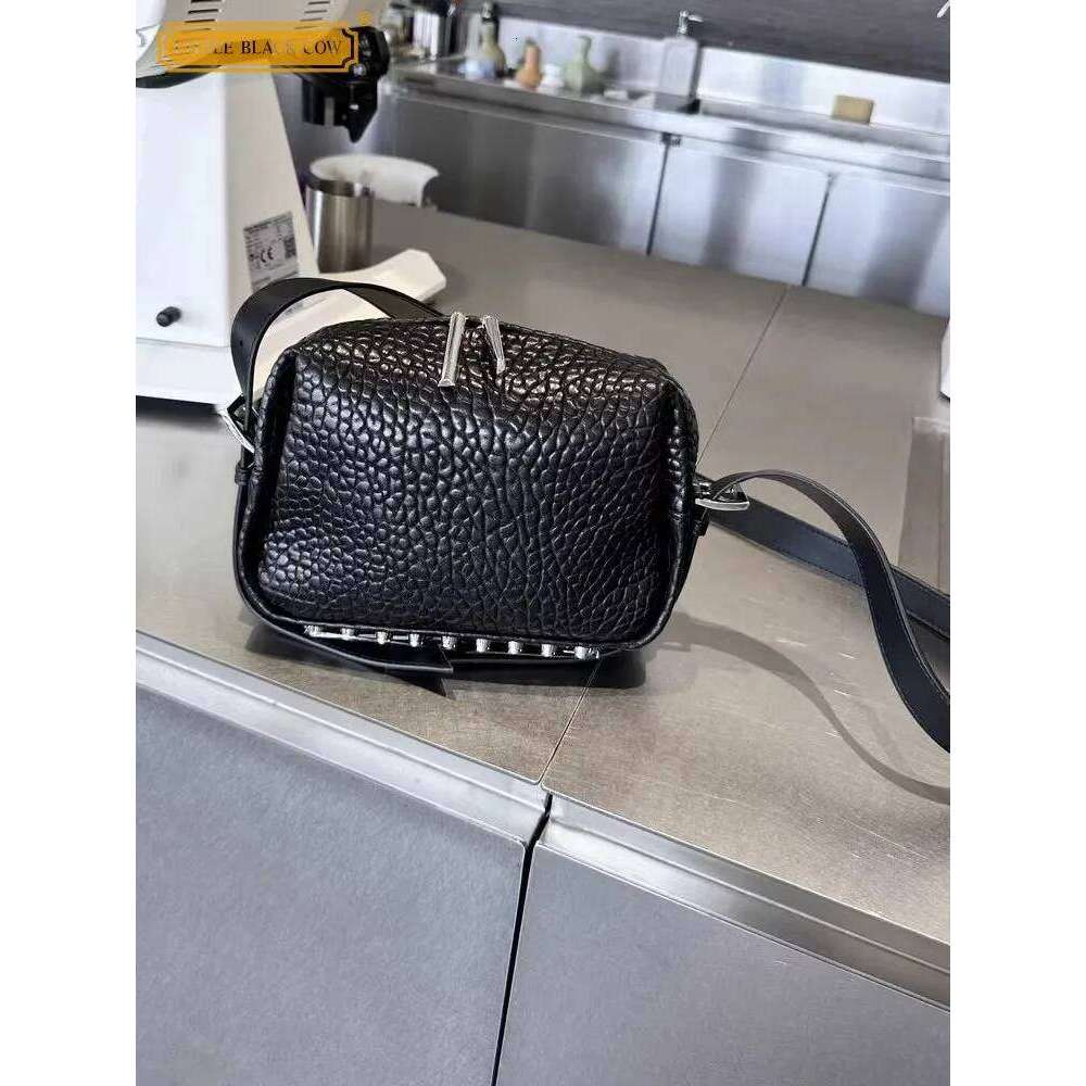 Luxury Designer Niche Office Women Sheepskin Soft Shell Underarm Shoulder Rivet Strap Crossbody Bag Flip