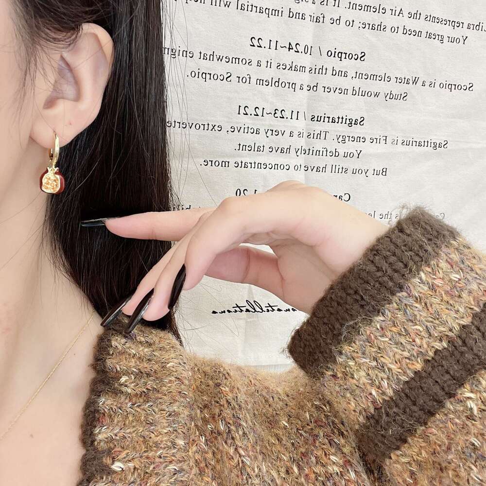 Red Pomegranate Niche Design Sense Light Pendant Collarbone Chain Sweater Necklace 2024 New Model Accessory for Women 3eb