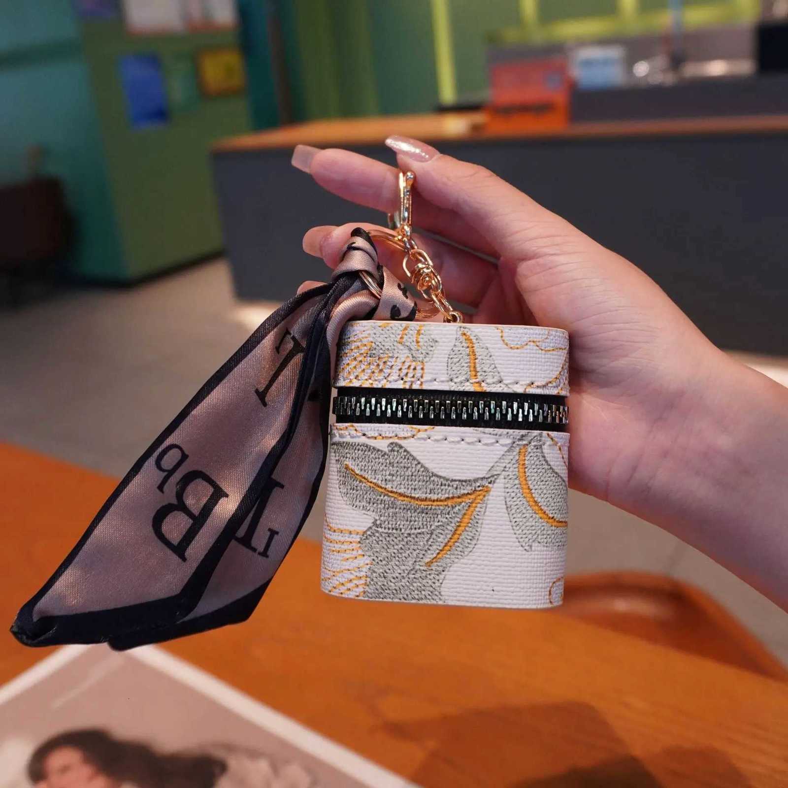 New Mini Chinese Embroidered Earphone Bag Zero Wallet Keychain Portable Storage Bag Wireless Earphone Protection Case Y250731