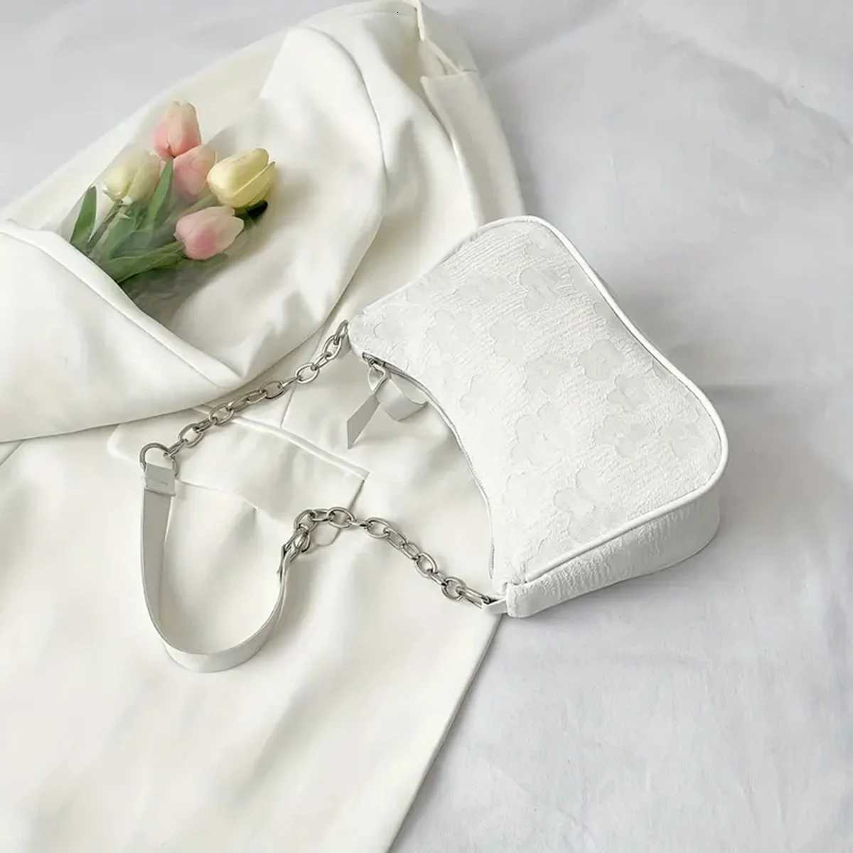 This white elegant and gentle chain underarm bag for women is foreign-style simple and a small square bag. Its a fashionable a Y250730