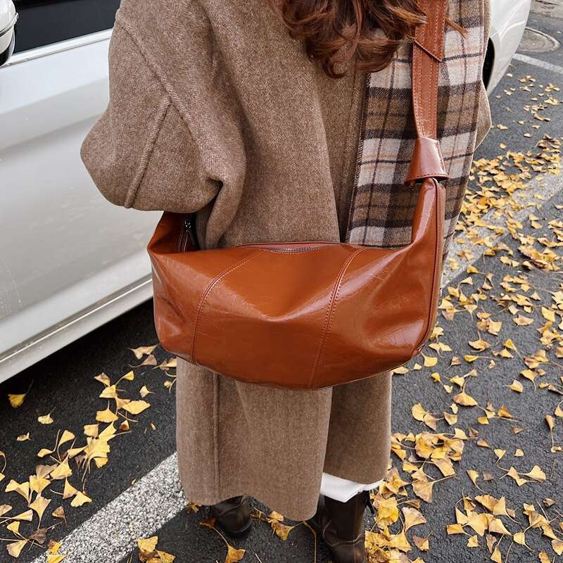 Black patent leather shoulder crossbody bag with fashionable pleated design, versatile handbag for daily streetwear, trendy women's bag