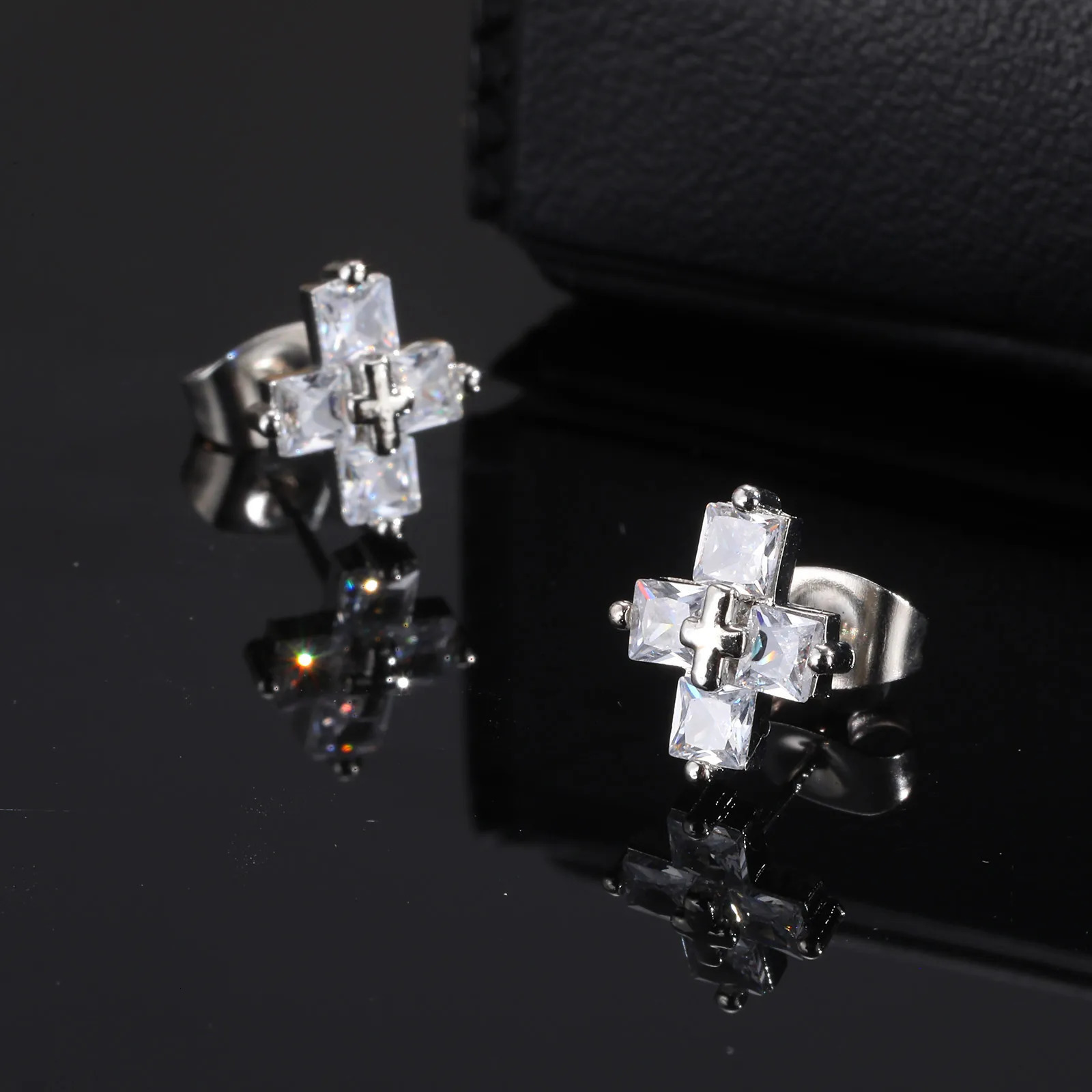 Vnox Personality Zircon Cross Earrings for Men Women Double Cross Stud Earrings Unisex Faith Creative Fashion Jewelry 250729