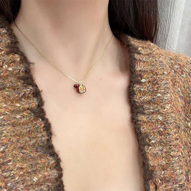 Red Pomegranate Niche Design Sense Light Pendant Collarbone Chain Sweater Necklace 2024 New Model Accessory for Women 3eb