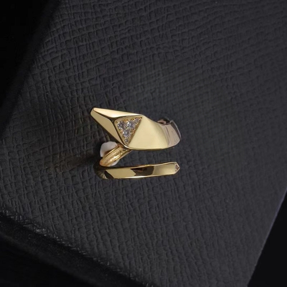 Designer Rings INS Wind Niche Free Simple Ring Snake Design for Women Paved Cubic Zirconia Fashion Personality Versatile High-end Sense Ring 18K Gold 