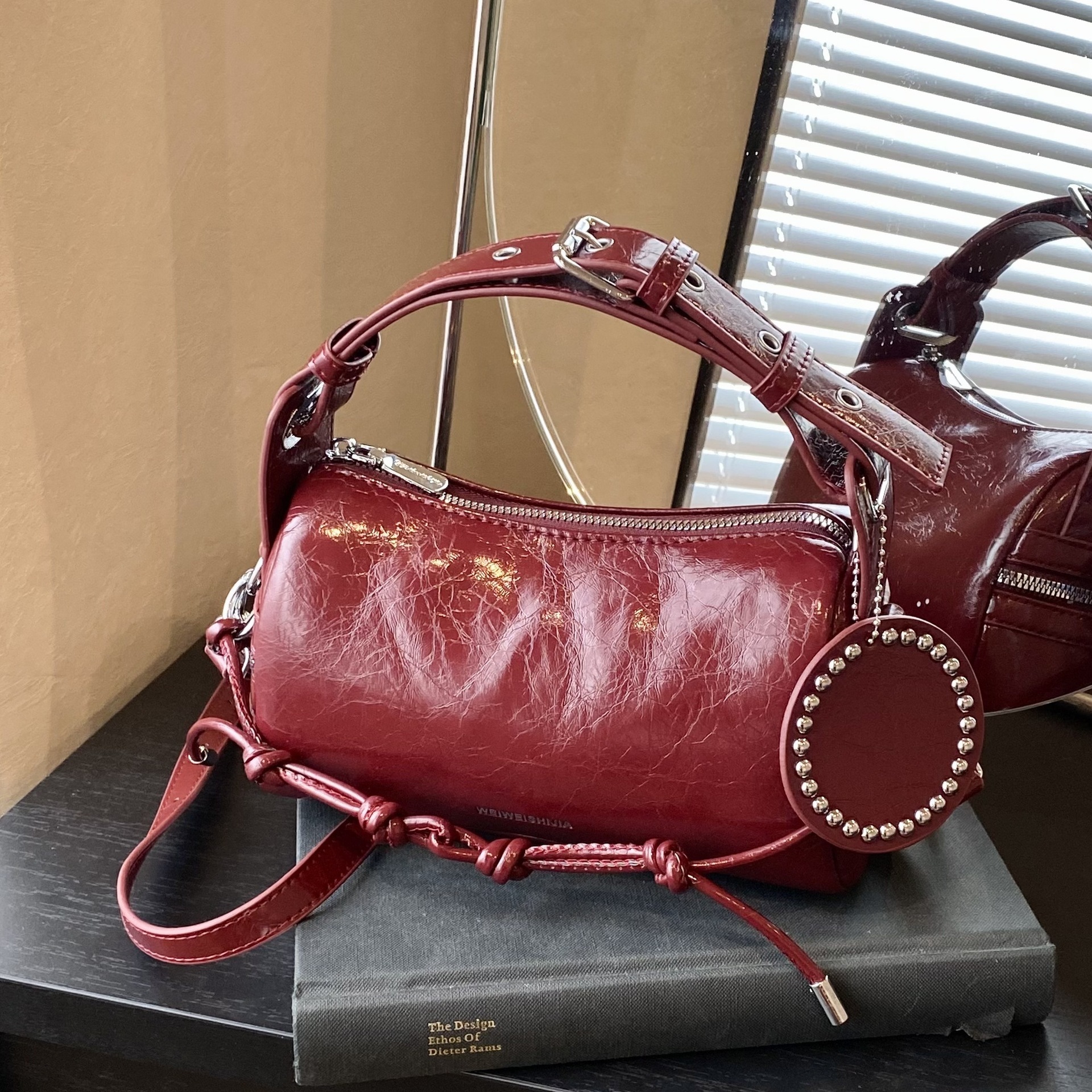 Underarm bag designer 2025 fashionable single shoulder personalized women's bag, new fashionable crossbody carrying cylindrical bag