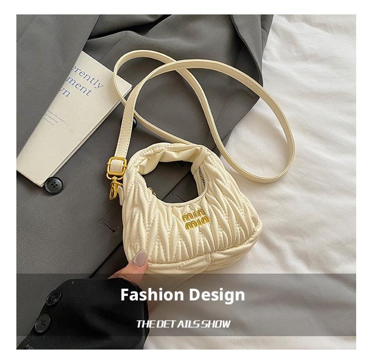 Hand bag shoulder bag Designer 2025S New Spring Color Contrasting Grass Woven Bamboo Basket Water Bucket Handbag Fashion Shoulder Diagonal Cross Women