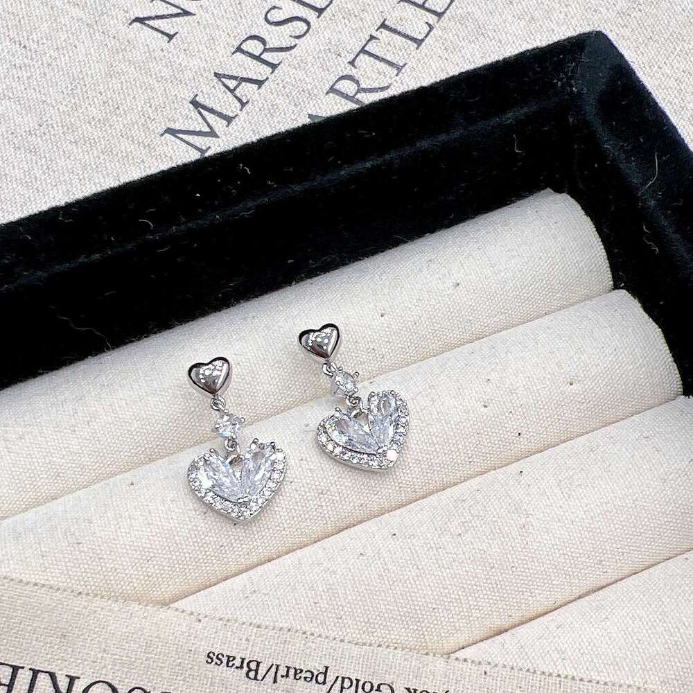 Super Sparkling Heart 2024 New Zircon Stud for Women High-end Elegant Light Earrings Niche Ear Jewelry ede